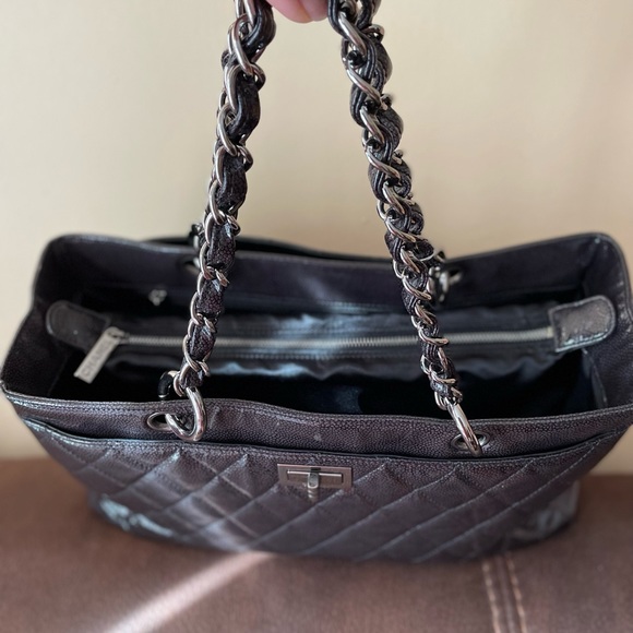 ‼️SOLD‼️CHANEL 2.55 reissue glazed caviar quilted diamond shine tote - Picture 15 of 16
